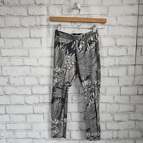 NIKE Cropped Tropical Print Leggings, XS - Picture 1 of 6
